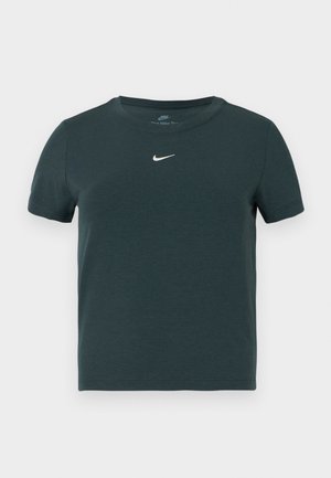 Mørkegrøn kortærmet t-shirt lavet af blødt bomuld, med et hvidt Nike-logo på brystet og en klassisk rund hals.