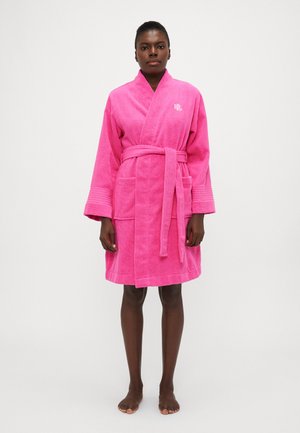 Ružová froté župan s šálovým golierom, opaskom v páse a dvoma prednými vreckami s textúrovaným povrchom a vyšitým logom.