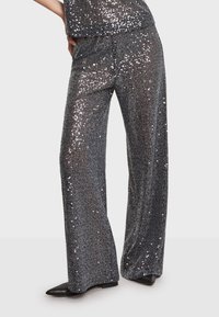 Pailletten wijde pijpen broek in donkergrijs, met een glanzende textuur en een losse pasvorm, voorzien van een gladde tailleband en minimale stikseldetails.