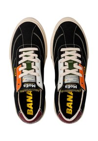 Juodi drobės sportbačiai su baltais siūlais, kontrastingomis spalvingomis etiketėmis (oranžinė, žalia) ir tekstūruotu padu. Viduje matomas ryškus prekės ženklas.