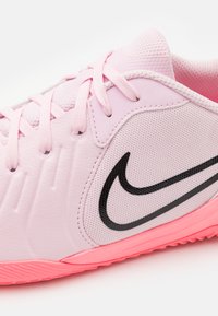 Nike Performance LEGEND 10 ACADEMY  - Botines de fútbol sala - pink foam/black