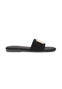 Sandale negre din velur cu talpă plată, având un accent metalic aurit pe curea. Textură netedă și design minimalist.