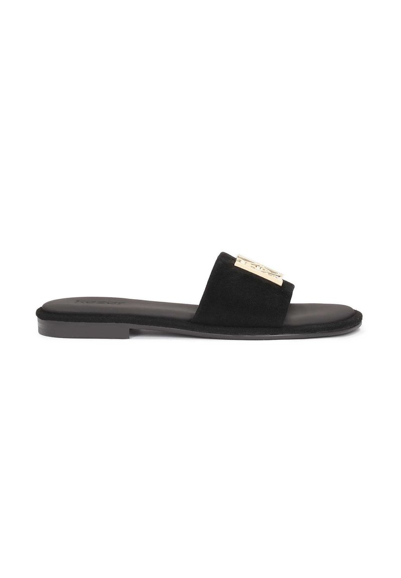 Sandale negre din velur cu talpă plată, având un accent metalic aurit pe curea. Textură netedă și design minimalist.