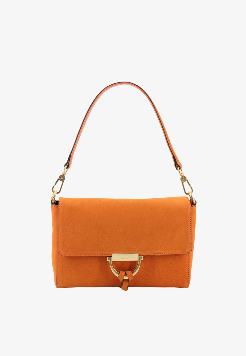 Orangefarbene Wildleder-Handtasche mit strukturiertem Design, versehen mit einem metallischen Akzent auf der Vorderseite und einem abnehmbaren Lederband.