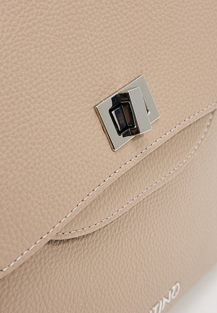 Sac à main en cuir beige à texture granuleuse, avec un fermoir métallique, des coutures blanches et un design de rabat lisse, idéal pour un usage polyvalent.