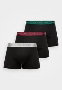 Conjunto de tres calzoncillos tipo bóxer negros con cinturillas elásticas en gris, burdeos y verde, que presentan el logotipo "TOMMY HILFIGER". Textura de tela suave.