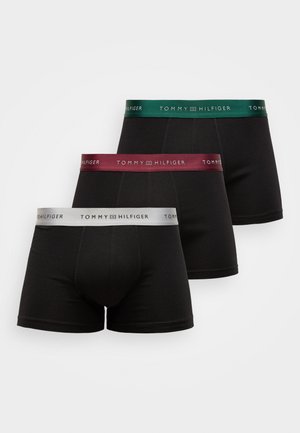Sæt af tre sorte boxershorts med elastiske taljer i grå, burgunder og grøn, med "TOMMY HILFIGER" logo. Glat stof tekstur.