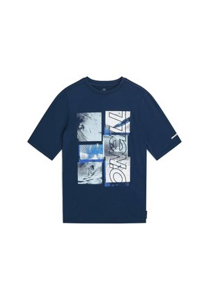 Temno modra srajca s kratkimi rokavi z šestimi pravokotnimi paneli, ki prikazujejo morske valove, in besedo "O’NEILL" v velikih črkah.