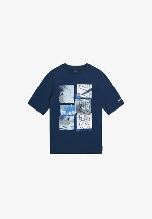 Tmavomodrá krátky rukáv košeľa so šiestimi obdĺžnikovými panelmi zobrazujúcimi oceánske vlny a veľkými písmenami so slovom „O’NEILL“.