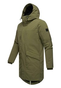 Maslinasto zeleni parka s kapuljačom, koja ima prednji patentni zatvarač, dva velika zakrpa džepa, rebraste manžete i ravni kroj s malo produženom stražnjom stranom.