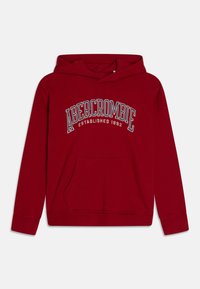 Rød hættetrøje lavet af bomuld, med en frontlomme og hvidt broderet tekst "ABERCROMBIE ESTABLISHED 1892" i et buet design.