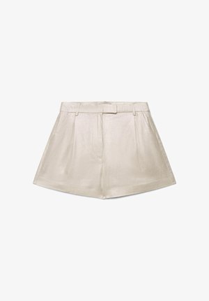 Shorts beige a vita alta con passanti per cintura, pieghe frontali e tasche laterali, realizzati in un tessuto liscio con una leggera texture.