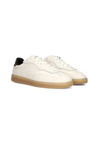 Sneaker bianche in pelle con tomaia texturizzata, tallone nero a contrasto e suola in gomma. Presentano cuciture decorative e un design con lacci.