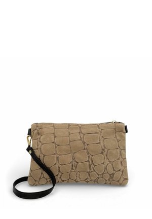 Petit sac pochette beige avec texture crocodile et une lanière de poignet en cuir noir amovible sur fond blanc.