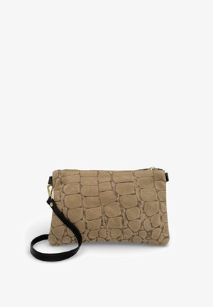 Petit sac pochette beige avec texture crocodile et une lanière de poignet en cuir noir amovible sur fond blanc.