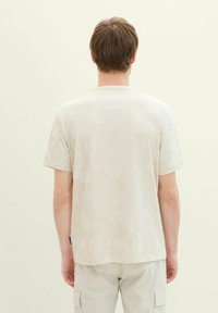 TOM TAILOR T-shirt con stampa - beige palm jacquard design