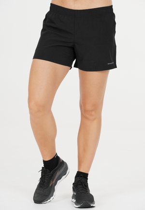 Svarta sportshorts med elastisk midja, tillverkade av lättviktigt material. Har en liten logotyp vid fållen.