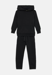 Zwarte hoodie met een voorzak en bijpassende zwarte joggingbroek met trekkoord, weergegeven op een witte achtergrond.
