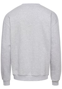 Grå sweatshirt med en avslappnad passform, rund halsringning, långa ärmar och ribbade muddar. Mjukt tyg med en slät textur; inga synliga logotyper eller mönster.
