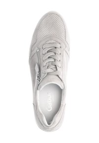 Baskets en suède gris clair avec un design perforé, fermeture à lacets et zip sur le côté. Intérieur doux avec branding "Gabor comfort".