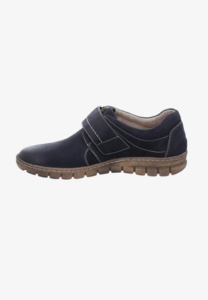 Scarpe sintetiche blu navy con finitura liscia, progettate con una larga fascia e cuciture a contrasto, dotate di suola in gomma texturizzata.