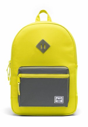 Sac à dos jaune vif avec une grande poche avant grise zippée et une petite étiquette de marque blanche en bas à droite.
