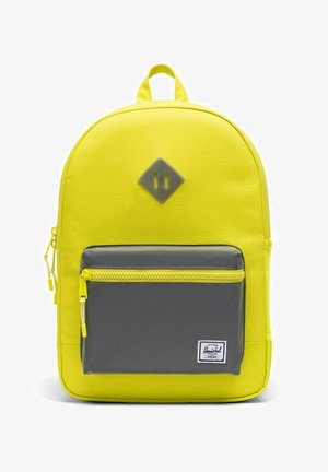 Sac à dos jaune vif avec une grande poche avant grise zippée et une petite étiquette de marque blanche en bas à droite.