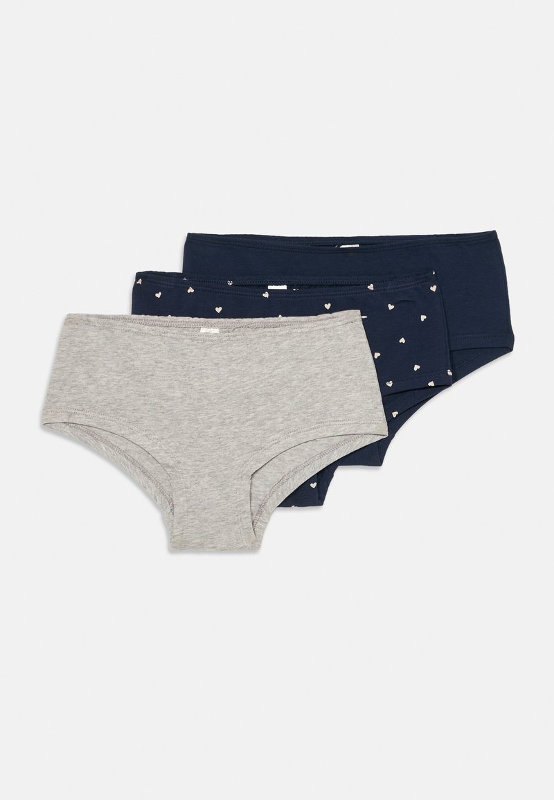 Trois paires de culottes en coton pour femmes : une grise et deux marines avec de petits motifs de cœurs blancs ; taille élastique ; construction sans couture.