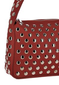 Borsa a mano in pelle rossa decorata con borchie metalliche argentate, dotata di chiusura con zip e ampio cinturino per la spalla per un trasporto comodo.