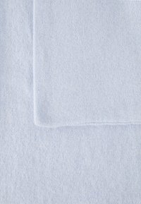 Ανοιχτό μπλε πλεκτό ύφασμα με μαλακή υφή, που διαθέτει διπλωμένη άκρη. Ορατή ραφή και ομοιόμορφο σχέδιο σε όλο το ύφασμα.