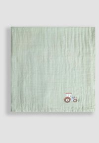 Roheline, tekstureeritud kangas, mille alumises nurgas on heegeldatud sinine ja pruun traktor. Pehme kangas, ristkülikukujuline vorm, juhuslik välimus.