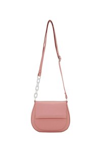 Borsa a tracolla rosa con forma curva, materiale in finta pelle liscia, tracolla regolabile e accento in catena argentata. Presenta una chiusura a patta frontale.