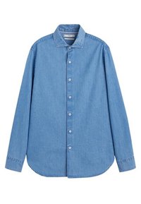 Camisa de mezclilla azul claro con mangas largas, cierre frontal con botones y dobladillo redondeado. Cuenta con un cuello clásico y detalles sutiles de costura.