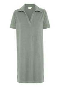 Robe à manches courtes et col en tissu vert clair, doux et texturé. Présente un décolleté en V et des fentes latérales pour faciliter les mouvements.