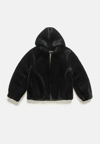 Veste à capuche en fausse fourrure noire avec une fermeture éclair à l'avant, des poignets côtelés et un design court, présentant une texture douce et lisse.