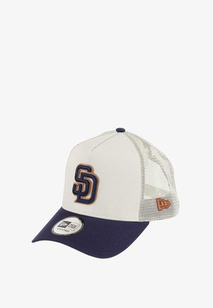 Baseballkappe mit einer cremefarbenen Vorderseite und einem marineblauen Schirm, ausgestattet mit einem erhabenen „SD“-Logo in Marineblau und Beige. Netzrücken und verstellbarer Schnappverschluss.
