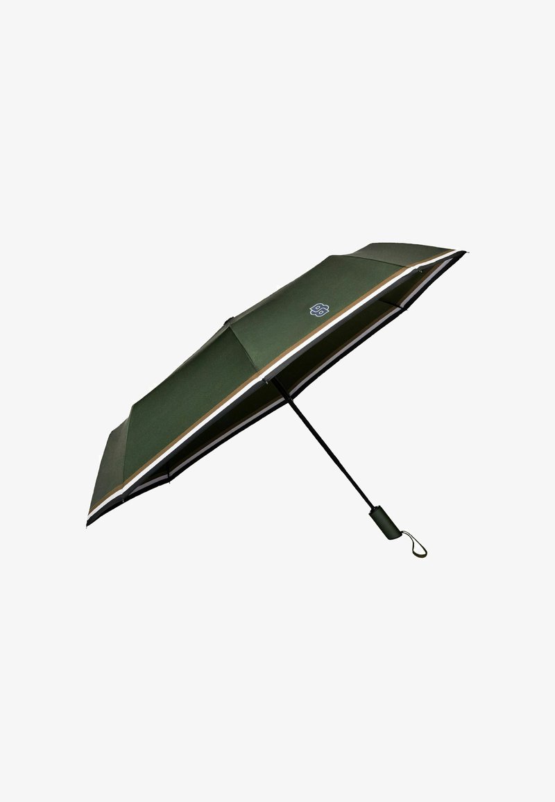 Parapluie compact vert avec poignée noire, bords rayés et petit logo sur un panneau, entièrement ouvert sur fond blanc.