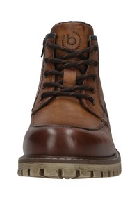 Braune Leder Schnürstiefel mit robuster beiger Sohle, sichtbarem Logo auf der Zunge und gepolstertem Knöchelkragen, Vorderansicht.