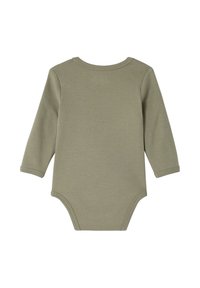 Langärmliger Baby-Body in Olivgrün, aus weicher Baumwolle gefertigt, mit einem runden Ausschnitt und einem Druckknopfverschluss im Schritt.