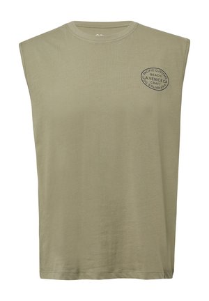 Mouwloos olijfgroen t-shirt van katoen, met een ronde hals en een bedrukt logo aan de voorkant. Glad van textuur met een rechte zoom.