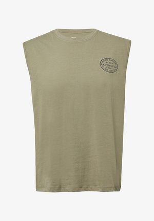 Ärmelloses olivgrünes T-Shirt aus Baumwolle, mit Rundhalsausschnitt und einem bedruckten Logo auf der Vorderseite. Glatte Textur mit geradem Saum.