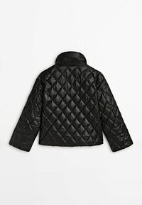 Czarna pikowana kurtka z przeszyciami w kształcie diamentów, długimi rękawami i stójką, pokazana od tyłu na białym tle.