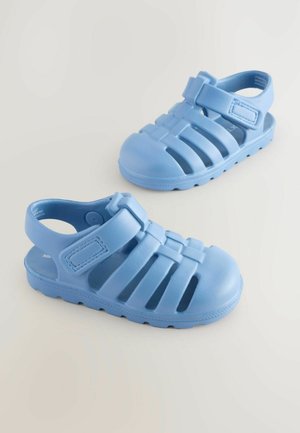 Sandales en caoutchouc bleues avec un bout fermé, un talon ouvert et plusieurs sangles. Le design présente des trous de ventilation et une semelle robuste et texturée.