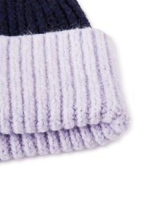 Gorro de punto con parte superior azul marino y puño acanalado en lavanda. Material de lana suave y texturizado con un diseño de doblez.