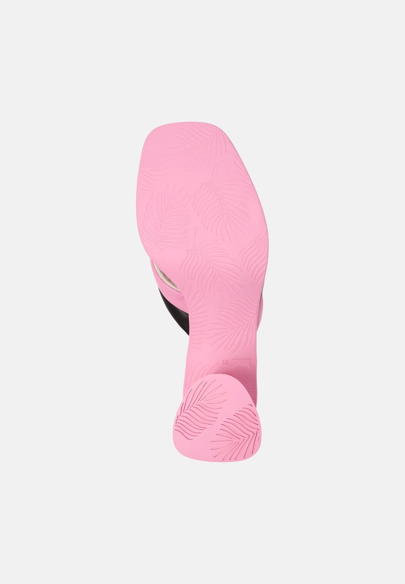 Semelle en caoutchouc rose avec texture à motif de feuilles et design supérieur noir. Taille de chaussure marquée comme 38.