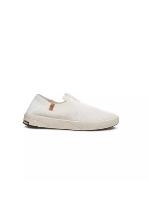 Witte slip-on sneaker met een gestructureerd gebreid bovenwerk, beige zool en een klein bruin logolabel bij de kraag op een witte achtergrond.