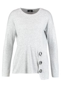 Jasnoszary sweter typu pulower z długimi rękawami, prążkowaną teksturą, okrągłym dekoltem i trzema dekoracyjnymi srebrnymi pierścieniami po lewej stronie.