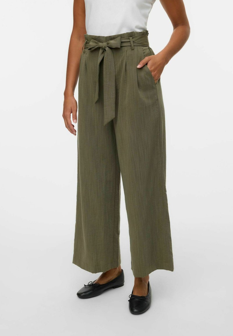 Hoge taille, wijde broek in olijfgroen met een zelfbindende riem, plooi-details en zijzakken. Zachte, gestructureerde stof.