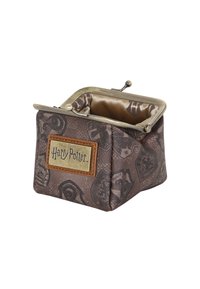 Monedero de tela marrón con cierre de broche, que presenta diseños en relieve inspirados en Harry Potter y un acento de etiqueta dorada.