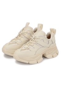 Adidași chunky bej cu un superior sintetic texturat și detalii din plasă. Au vârful rotunjit, talpa groasă și bucle pe călcâi pentru a facilita purtarea.